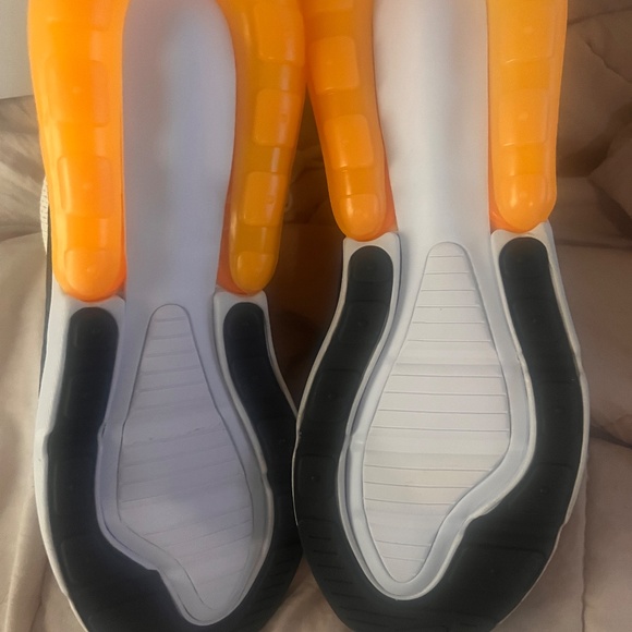 Nike Air Max270 - Picture 6 of 11